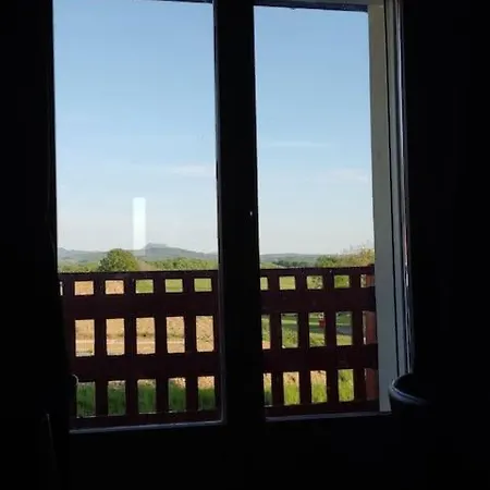 Superbe Avec Vue Sur Le Puy De Dome Апартаменты Saint-Georges-de-Mons